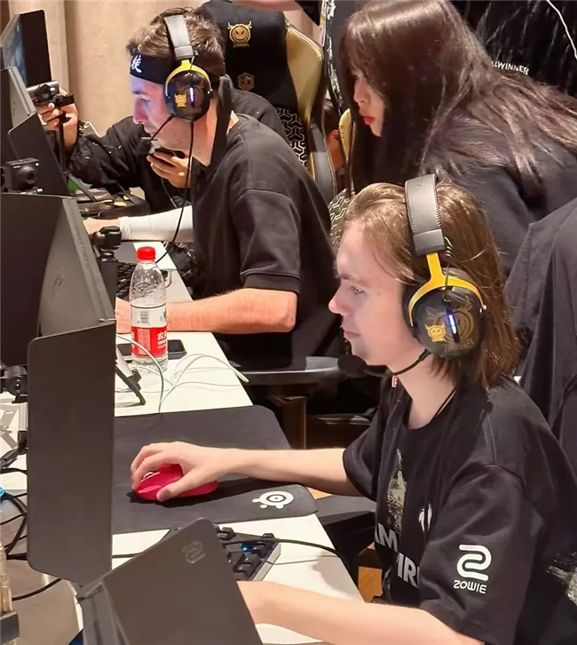 LPL春季赛今日首发：Lwx对阵Elk