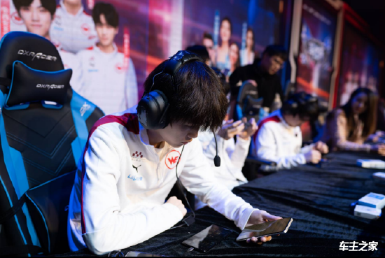 B8 将面对 Legacy ，而 NRG 将面对 Fnatic ，争夺 StarLadder Budapest Major 第二阶段的名额