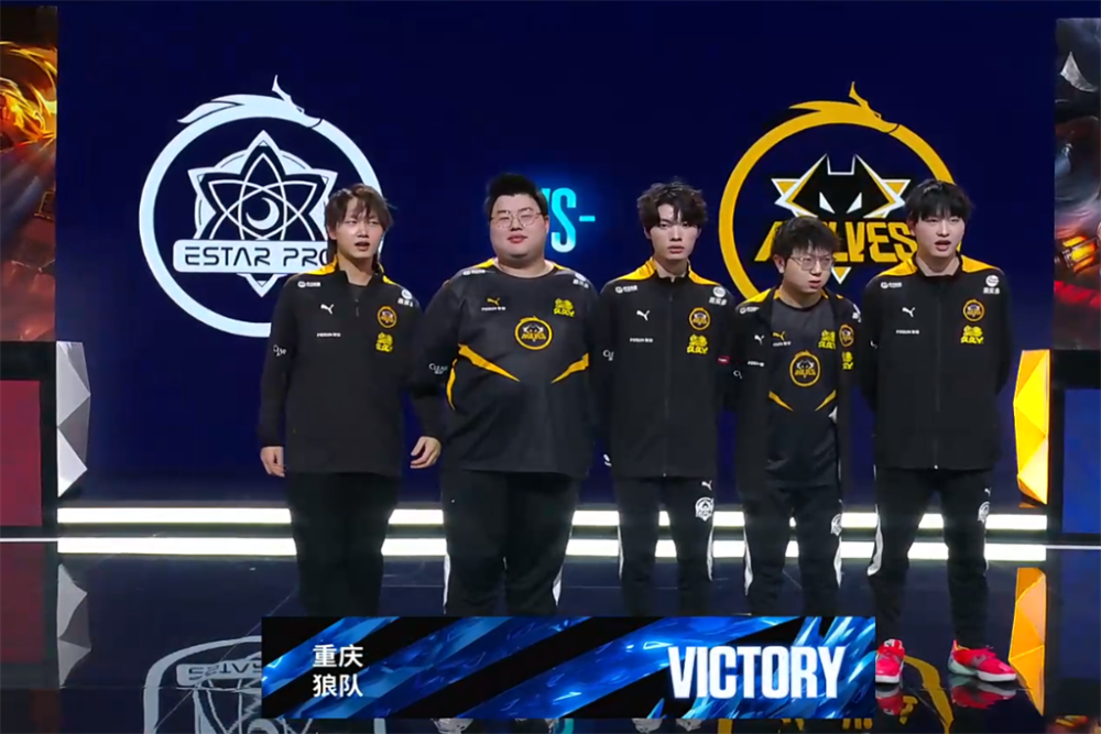 评论员预测今天的Bo5结果：王多多认为 Weibo Gaming 将以3：2获胜，顾顾认为3：1获胜